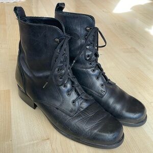 Women’s Santana Canada boots 9N